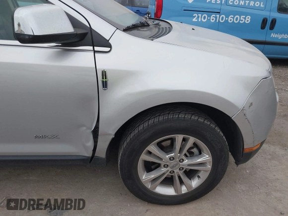2010 Lincoln MKX z VIN 2LMDJ6JC1ABJ32601, wystawiony jako IAAI lot #42220437 z przebiegiem 98 946 mil mil oraz . Historia ofert i sprzedaży dostępna na DreamBid. Obrazek 6.