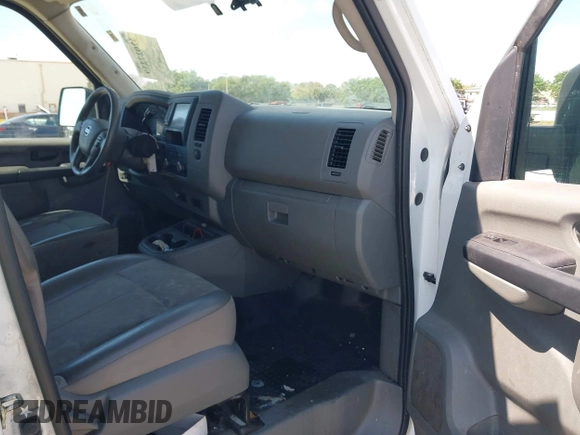 2020 Nissan NV Cargo SV z VIN 1N6BF0KM6LN800927, wystawiony jako IAAI lot #42027239 z przebiegiem 102 724 mil mil oraz . Historia ofert i sprzedaży dostępna na DreamBid. Obrazek 5.