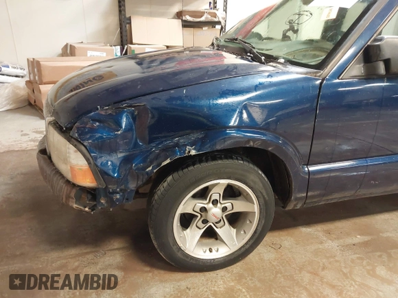 2003 GMC Sonoma SLS with VIN 1GTCS19X438148073, listed as a IAAI auction lot 41158520 with 170,817 mi miles. Bid and sale history available at carsss.com. Image 6.