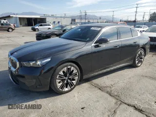 2024 BMW 5 Series 530i z VIN WBA43FJ09RCS15203, wystawiony jako Copart lot #42549495 z przebiegiem 22 920 mil mil oraz Szkoda całkowita • Salvage title. Historia ofert i sprzedaży dostępna na DreamBid. Obrazek 1.