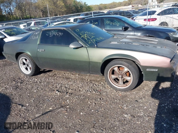 1987 Chevrolet Camaro z VIN 1G1FP21H9HN123969, wystawiony jako IAAI lot #42136912 z przebiegiem 97 026 mil mil oraz . Historia ofert i sprzedaży dostępna na DreamBid. Obrazek 12.