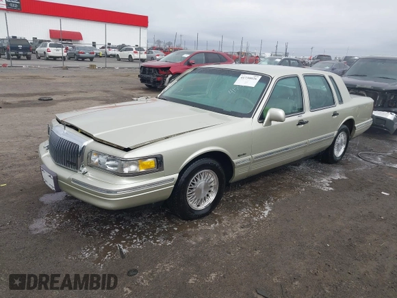 1997 Lincoln Town Car Signature z VIN 1LNLM82W8VY759792, wystawiony jako IAAI lot #41730026 z przebiegiem 60 198 mil mil oraz . Historia ofert i sprzedaży dostępna na DreamBid. Obrazek 2.
