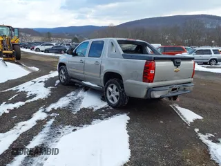 2007 Chevrolet Avalanche 3LT z VIN 3GNEC120X7G288249, wystawiony jako IAAI lot #41372185 z przebiegiem 254 319 mil mil oraz . Historia ofert i sprzedaży dostępna na DreamBid. Obrazek 3.