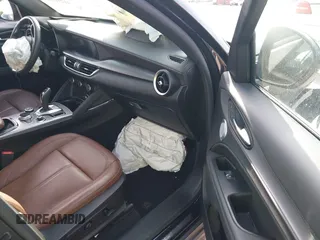 2024 Alfa Romeo Stelvio Veloce z VIN ZASPAKBN7R7D70471, wystawiony jako IAAI lot #41231215 z przebiegiem 30 393 mil mil oraz . Historia ofert i sprzedaży dostępna na DreamBid. Obrazek 5.