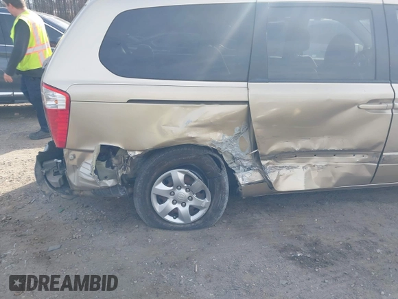 2009 Kia Sedona LX with VIN KNDMB233X96271235, listed as a IAAI auction lot 41681472 with 108,278 mi miles. Bid and sale history available at carsss.com. Image 6.