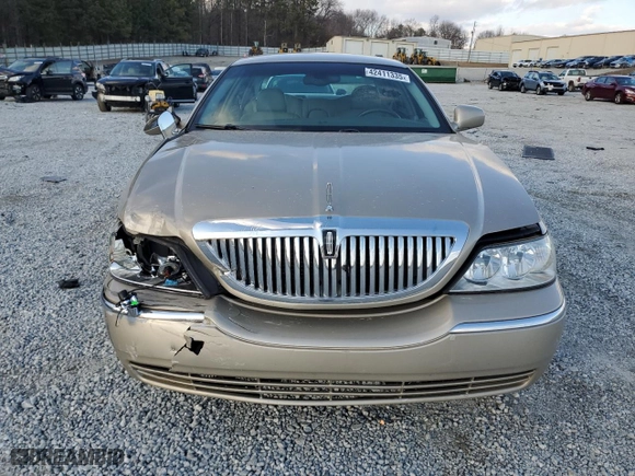 2004 Lincoln Town Car Signature with VIN 1LNHM81W84Y652800, listed as a Copart auction lot 42411335 with 110,758 mi miles and Salvage Title. Bid and sale history available at carsss.com. Image 5.