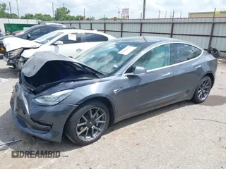 2020 Tesla Model 3 Long Range z VIN 5YJ3E1EB5LF801592, wystawiony jako IAAI lot #42096859 z przebiegiem 68 002 mil mil oraz . Historia ofert i sprzedaży dostępna na DreamBid. Obrazek 2.