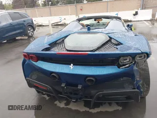 2022 Ferrari SF90 z VIN ZFF96NMA5N0283932, wystawiony jako IAAI lot #41702380 z przebiegiem 5 203 mil mil oraz . Historia ofert i sprzedaży dostępna na DreamBid. Obrazek 16.