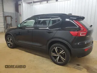 2023 Volvo XC40 Plus Dark Theme z VIN YV4L12UL4P2967328, wystawiony jako Copart lot #55800735 z przebiegiem 96 119 mil mil oraz Tytuł czysty. Historia ofert i sprzedaży dostępna na DreamBid. Obrazek 2.