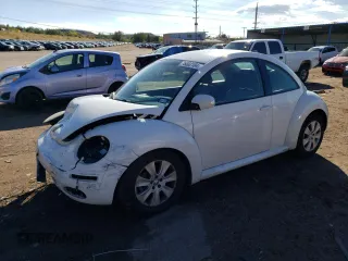 2010 Volkswagen New Beetle Coupe with VIN 3VWPW3AG7AM012961, listed as a Copart auction lot 76802104 with 138,949 mi miles and Salvage Title. Bid and sale history available at carsss.com. Image 1.
