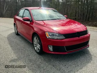 2013 Volkswagen Jetta z VIN 3VW5A7AJ8DM27262, wystawiony jako Copart lot #55691095 z przebiegiem 130 030 mil mil oraz Czysty tytuł • Clean title. Historia ofert i sprzedaży dostępna na DreamBid. Obrazek 1.