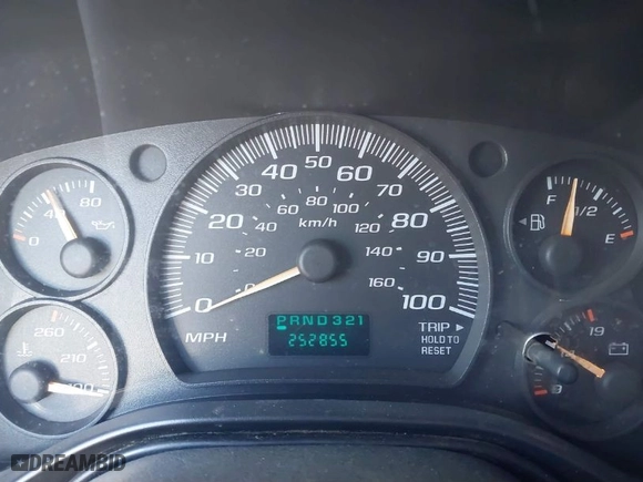 2005 Chevrolet Express Cargo Van with VIN 1GCGG25V151131305, listed as a IAAI auction lot 41338001 with 252,855 mi miles. Bid and sale history available at carsss.com. Image 7.