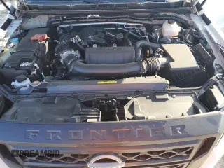 2024 Nissan Frontier SV z VIN 1N6ED1EK1RN671183, wystawiony jako Copart lot #84103934 z przebiegiem 5523 mil mil oraz Szkody całkowita. Historia ofert i sprzedaży dostępna na DreamBid. Obrazek 11.