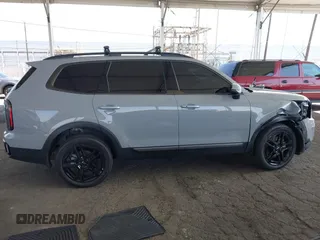 2023 Kia Telluride EX X-Line z VIN 5XYP3DGC0PG395945, wystawiony jako IAAI lot #42544923 z przebiegiem 19 046 mil mil oraz . Historia ofert i sprzedaży dostępna na DreamBid. Obrazek 13.
