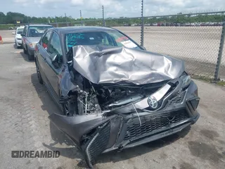 2022 Toyota Camry SE z VIN 4T1G11AK0NU057778, wystawiony jako IAAI lot #42094950 z przebiegiem 115 649 mil mil oraz . Historia ofert i sprzedaży dostępna na DreamBid. Obrazek 6.