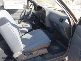 1991 Toyota 4WD Pickups DLX with VIN JT4VN13D7M5041018, listed as a IAAI auction lot 41995358 with 199,441 mi miles. Bid and sale history available at carsss.com. Image 5.