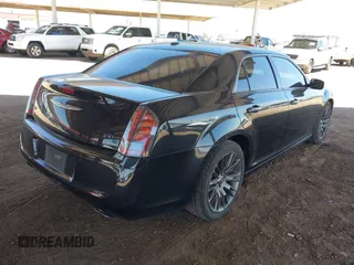 2013 Chrysler 300 C John Varvatos Limited Edition z VIN 2C3CCADG0DH698178, wystawiony jako IAAI lot #42250508 z przebiegiem 182 151 mil mil oraz . Historia ofert i sprzedaży dostępna na DreamBid. Obrazek 4.