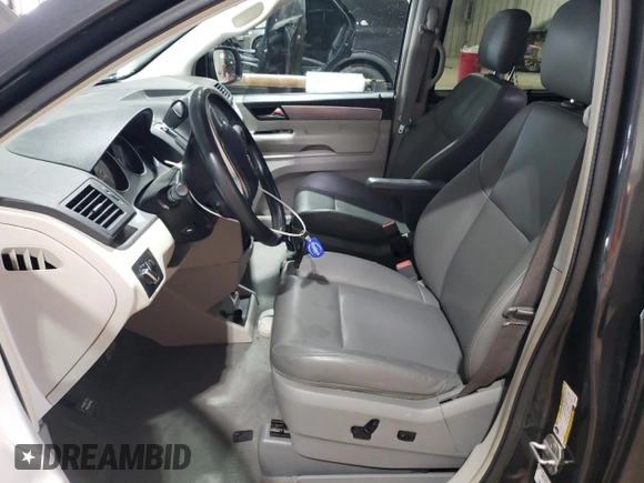 2011 Volkswagen Routan SE with VIN 2V4RW3DG2BR738704, listed as a Copart auction lot 58767625 with 116,886 mi miles and Salvage title. Bid and sale history available at DreamBid. Image 7.