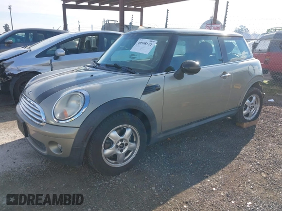 2010 MINI Hardtop z VIN WMWMF3C56ATZ65113, wystawiony jako IAAI lot #40968121 z przebiegiem 124 066 mil mil oraz . Historia ofert i sprzedaży dostępna na DreamBid. Obrazek 17.