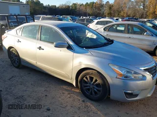2015 Nissan Altima 2.5 SV with VIN 1N4AL3AP2FC591938, listed as a IAAI auction lot 41023604 with 132,988 mi miles. Bid and sale history available at carsss.com. Image 1.