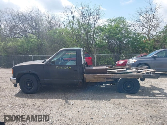 1994 Chevrolet Silverado 2500 z VIN 1GCFC24K6RE155578, wystawiony jako IAAI lot #42062238 z przebiegiem 303 962 mil mil oraz . Historia ofert i sprzedaży dostępna na DreamBid. Obrazek 14.