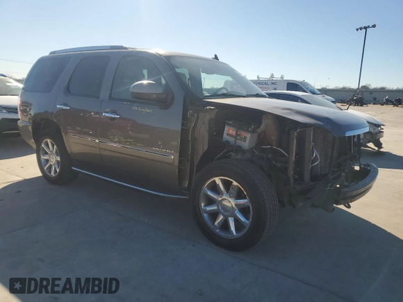 2014 GMC Yukon Denali z VIN 1GKS1EEF6ER229144, wystawiony jako Copart lot #85654154 z przebiegiem Nie podano mil oraz Szkoda całkowita • Salvage title. Historia ofert i sprzedaży dostępna na DreamBid. Obrazek 4.