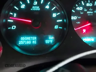 2010 Chevrolet Suburban LT z VIN 1GNUKJE32AR274468, wystawiony jako IAAI lot #42097027 z przebiegiem 257 180 mil mil oraz . Historia ofert i sprzedaży dostępna na DreamBid. Obrazek 15.