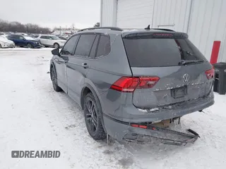 2022 Volkswagen Tiguan SE R-Line Black z VIN 3VVCB7AX9NM024296, wystawiony jako IAAI lot #41592795 z przebiegiem 45 308 mil mil oraz . Historia ofert i sprzedaży dostępna na DreamBid. Obrazek 3.