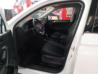2024 Volkswagen Tiguan SE z VIN 3VV3B7AX0RM082514, wystawiony jako IAAI lot #42796136 z przebiegiem 27 247 mil mil oraz . Historia ofert i sprzedaży dostępna na DreamBid. Obrazek 6.