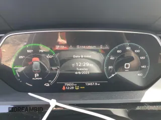 2019 Audi e-tron Premium Plus z VIN WA1LAAGE5KB014477, wystawiony jako Copart lot #52160195 z przebiegiem 75 633 mil mil oraz Szkoda całkowita • Salvage title. Historia ofert i sprzedaży dostępna na DreamBid. Obrazek 9.