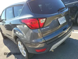 2019 Ford Escape SE z VIN 1FMCU9GDXKUB75412, wystawiony jako IAAI lot #42239879 z przebiegiem 93 134 mil mil oraz . Historia ofert i sprzedaży dostępna na DreamBid. Obrazek 1.