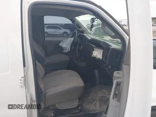 2016 Chevrolet Express Cargo z VIN 1GCWGBFF2G1138592, wystawiony jako IAAI lot #42500515 z przebiegiem Nie podano mil oraz . Historia ofert i sprzedaży dostępna na DreamBid. Obrazek 5.