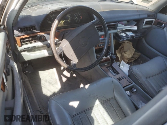 1986 Mercedes-Benz 560 z VIN WDBCA39D0GA245644, wystawiony jako Copart lot #56563485 z przebiegiem 231 797 mil mil oraz Tytuł czysty. Historia ofert i sprzedaży dostępna na DreamBid. Obrazek 8.