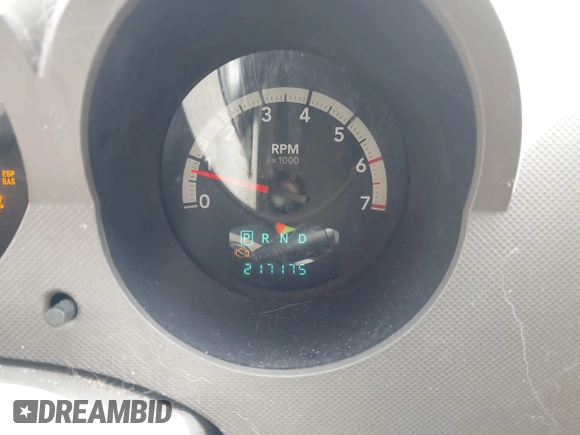 2007 Dodge Nitro SXT z VIN 1D8GT28K17W530705, wystawiony jako IAAI lot #42456213 z przebiegiem 217 175 mil mil oraz . Historia ofert i sprzedaży dostępna na DreamBid. Obrazek 7.