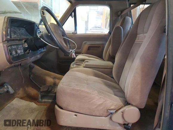 1990 Ford Bronco Custom z VIN 1FMEU15H7LLB32721, wystawiony jako Copart lot #84829284 z przebiegiem 171 424 mil mil oraz Czysty tytuł • Clean title. Historia ofert i sprzedaży dostępna na DreamBid. Obrazek 7.