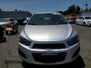 2014 Chevrolet Sonic LT z VIN 1G1JC5SH9E4199067, wystawiony jako Copart lot #61065235 z przebiegiem Nie podano mil oraz Szkoda całkowita • Salvage title. Historia ofert i sprzedaży dostępna na DreamBid. Obrazek 5.