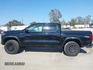 2024 Chevrolet Colorado 4WD Trail Boss z VIN 1GCPTEEK5R1144549, wystawiony jako IAAI lot #42754175 z przebiegiem Nie podano mil oraz . Historia ofert i sprzedaży dostępna na DreamBid. Obrazek 14.