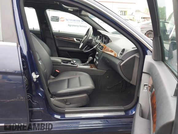 2013 Mercedes-Benz C 300 Sport с VIN WDDGF8AB7DR264500, выставлен на аукционе IAAI как лот 41943477 с пробегом 125 547 миль миль и . История ставок и продаж доступна на DreamBid. Изображение 5.