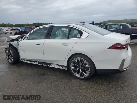 2024 BMW 5 Series 530i xDrive z VIN WBA53FJ05RCP95117, wystawiony jako Copart lot #56534135 z przebiegiem 14 831 mil mil oraz Szkoda całkowita • Salvage title. Historia ofert i sprzedaży dostępna na DreamBid. Obrazek 2.