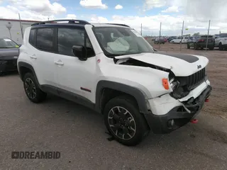 2023 Jeep Renegade Trailhawk z VIN ZACNJDC15PPP67715, wystawiony jako IAAI lot #42141085 z przebiegiem 25 748 mil mil oraz . Historia ofert i sprzedaży dostępna na DreamBid. Obrazek 1.