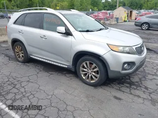 2012 Kia Sorento SX z VIN 5XYKWDA21CG296269, wystawiony jako IAAI lot #42334413 z przebiegiem 161 740 mil mil oraz . Historia ofert i sprzedaży dostępna na DreamBid. Obrazek 1.