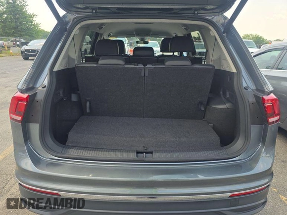 2024 Volkswagen Tiguan SE z VIN 3VV3B7AX1RM107078, wystawiony jako IAAI lot #42852792 z przebiegiem 36 642 mil mil oraz . Historia ofert i sprzedaży dostępna na DreamBid. Obrazek 9.