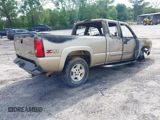 2005 Chevrolet Silverado 1500 Z71 z VIN 1GCEK19B65E260861, wystawiony jako IAAI lot #42122540 z przebiegiem Nie podano mil oraz . Historia ofert i sprzedaży dostępna na DreamBid. Obrazek 4.