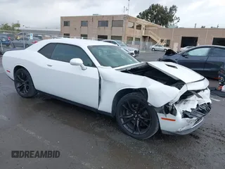 2018 Dodge Challenger SXT z VIN 2C3CDZAG5JH297155, wystawiony jako IAAI lot #41906929 z przebiegiem 67 668 mil mil oraz . Historia ofert i sprzedaży dostępna na DreamBid. Obrazek 1.