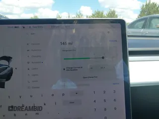 2020 Tesla Model 3 Long Range z VIN 5YJ3E1EB9LF667993, wystawiony jako IAAI lot #41990917 z przebiegiem 58 269 mil mil oraz . Historia ofert i sprzedaży dostępna na DreamBid. Obrazek 17.