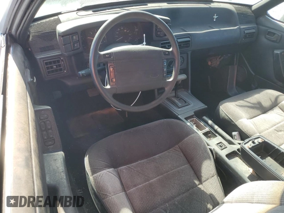 1993 Ford Mustang z VIN 1FACP44MXPF128112, wystawiony jako Copart lot #54756785 z przebiegiem 92 587 mil mil oraz Czysty tytuł • Clean title. Historia ofert i sprzedaży dostępna na DreamBid. Obrazek 8.