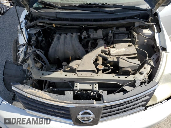 2009 Nissan Versa S z VIN 3N1BC11E79L501857, wystawiony jako Copart lot #58256025 z przebiegiem 156 313 mil mil oraz Szkoda całkowita • Salvage title. Historia ofert i sprzedaży dostępna na DreamBid. Obrazek 11.