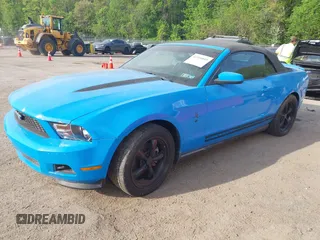 2011 Ford Mustang V6 z VIN 1ZVBP8EM4B5110048, wystawiony jako IAAI lot #42104845 z przebiegiem 141 294 mil mil oraz . Historia ofert i sprzedaży dostępna na DreamBid. Obrazek 17.
