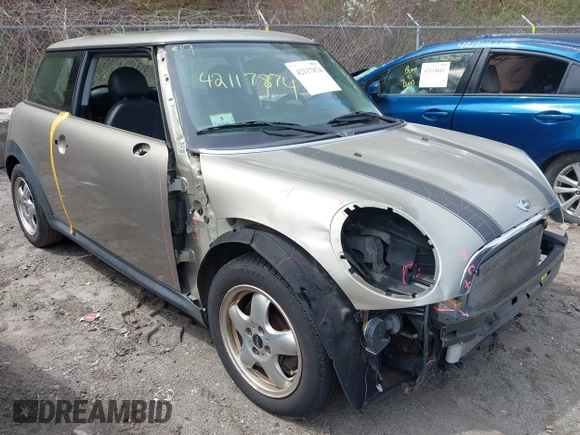 2010 MINI Hardtop z VIN WMWMF3C52ATZ61026, wystawiony jako IAAI lot #42117874 z przebiegiem 121 080 mil mil oraz . Historia ofert i sprzedaży dostępna na DreamBid. Obrazek 1.