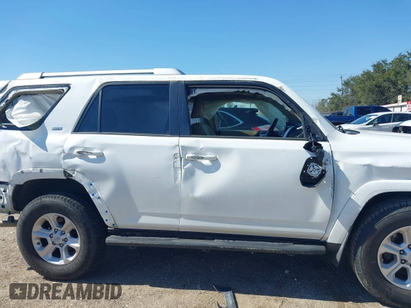 2018 Toyota 4Runner SR5 z VIN JTEZU5JR6J5166948, wystawiony jako IAAI lot #41625523 z przebiegiem 50 890 mil mil oraz . Historia ofert i sprzedaży dostępna na DreamBid. Obrazek 14.
